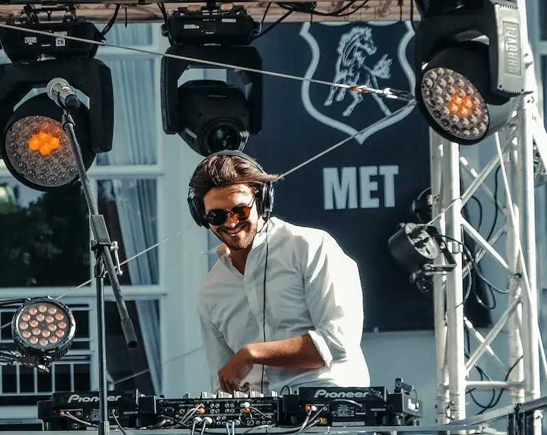DJ Michael Roos performing